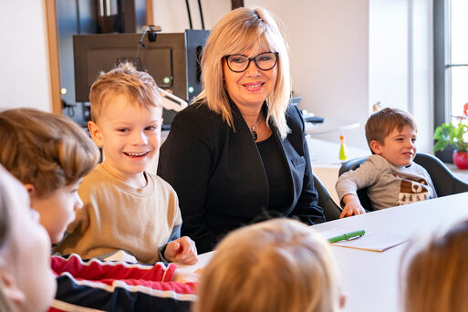 Magdeburgs Oberbürgermeisterin Simone Borris im Gespräch mit Kindern
