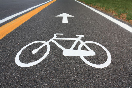 Fahrradweg: Asphaltstrae mit einem Fahrradsymbol