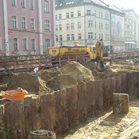Baugrubenaushub auf der Südseite der Ernst-Reuter-Allee am Willy-Brandt-Platz, 04/17