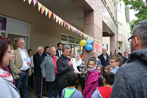 Oberbrgermeister Dr. Lutz Trmper begrt die zahlreichen Anwesenden zur Wiedererffnung des Neustadtladen in der Moritzstrae.