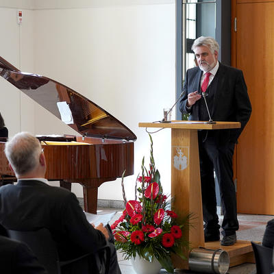 Minister Prof. Dr. Armin Willingmann hält eine Laudatio für Rainer Nitsche