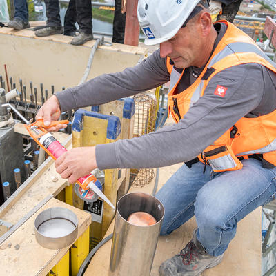 Bauarbeiter versiegelt die Zeitkapsel für den Strombrückenzug Magdeburg