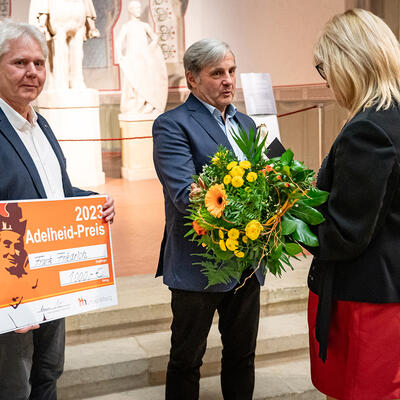 Oberbürgermeisterin Simone Borris übergibt die Blumen zum Adelheid-Preis 2023