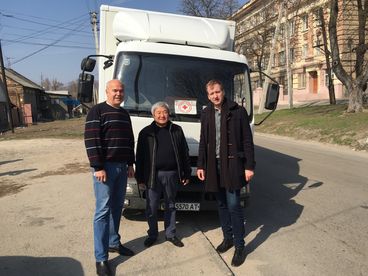 Bild vergrößern: Übergabe des Hilfstransports an Oberbürgermeister der Stadt Saporoshje Herrn Olexandr Sin (Mitte)