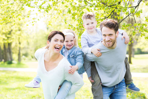 Familie mit kleinen Kindern