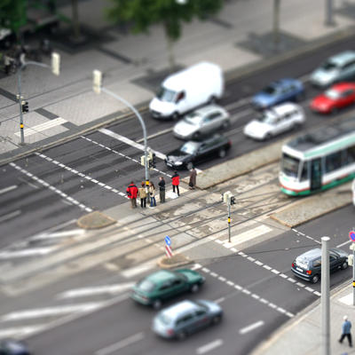 Bild vergrößern: Blick von einem hohen Aussichtspunkt auf den fließenden Verkehr