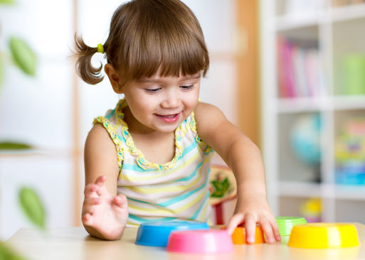 Bild vergrößern: kid little girl playing with toys indoors