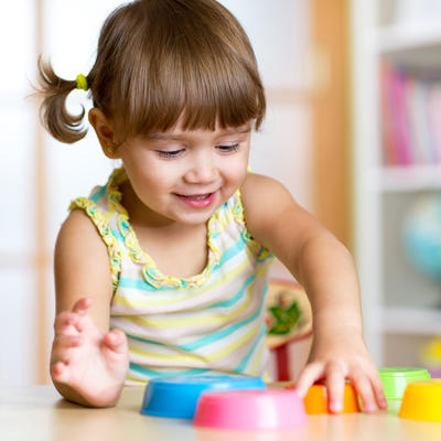 Bild vergrößern: kid little girl playing with toys indoors