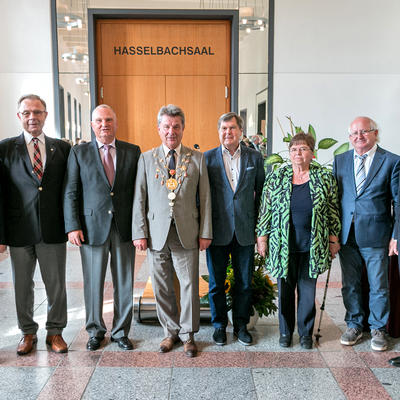 Gruppenbild mit dem frisch Geehrten und den bisherigen Trägern des Ehrenringes