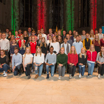 Gruppenbild der Sportlerehrung 2019 mit Sportler*innen von jung bis alt