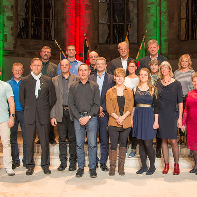 Gruppenbild geehrter Sportler*innen und Oberbürgermeister Dr. Trümper