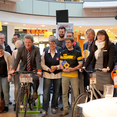 Gruppenbild der Projektunterstützer*innen mit OB Dr. Lutz Trümper                          