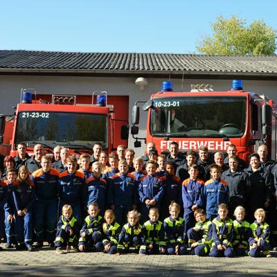 Gruppenbild FF Rothensee vor dem Gerätehaus