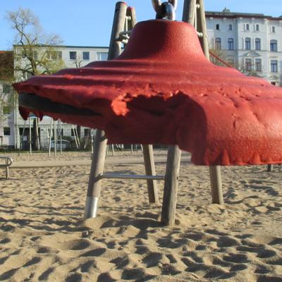 Zerstörter Pendelsitz auf dem Spielplatz Schellheimer Platz                               