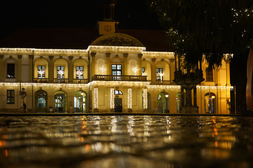 Das Rathaus auf dem Alten Markt bei der Eröffnung der Lichterwelt 2020