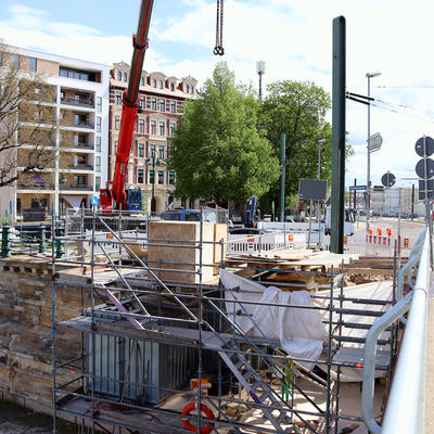 Einhub des Wappensteins am Ostufer der Anna-Ebert-Brücke, 05/21