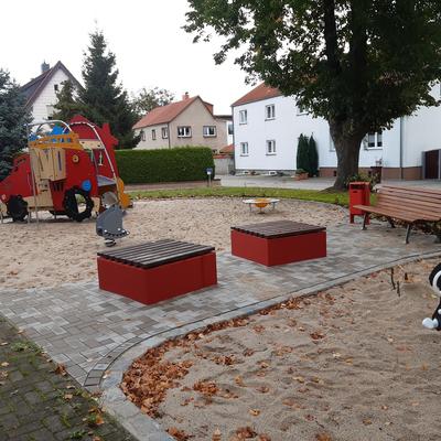 Bild vergrößern: Spielbereiche mit Sitzelementen auf dem neuen Spielplatz in Beyendorf-Sohlen