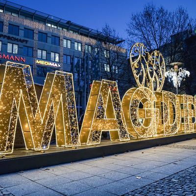 »Magdeburg«-Schriftzug der Lichterwelt Magdeburg direkt am Hauptbahnhof
