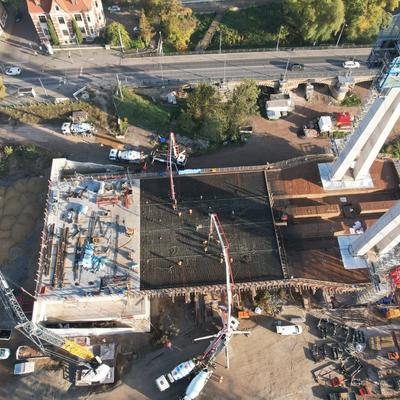 Vogelperspektive auf den Überbau der neuen Pylonbrücke, 10/21