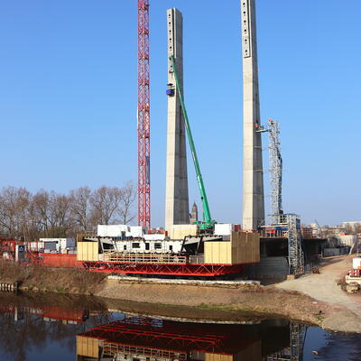 Die fertigen Pylone der neuen Brücke, 03/22