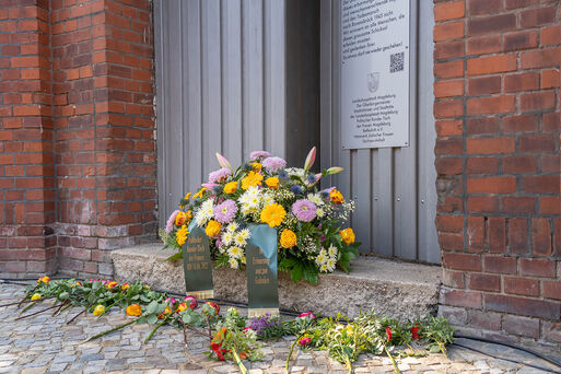 Blumenkranz und Rosen vor dem ehemaligen KZ-Außenlager Polte Magdeburg