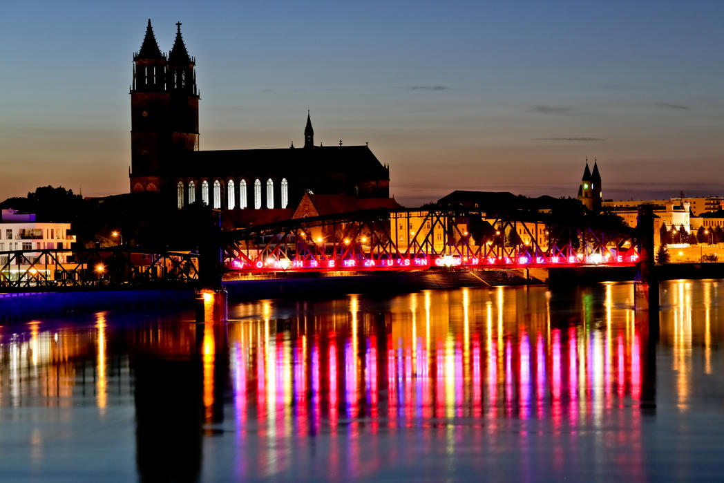 Schriftzug an der Hubbrücke - Maurizio Nannucci