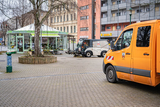 Olvenstedter Platz in Magdeburg mit 2 Fahrzeugen der Stadtreinigung