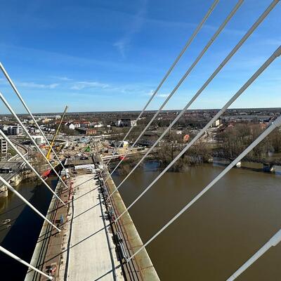 Die Magdeburger Kaiser-Otto-Brücke mit Blick vom Pylon im März 2023