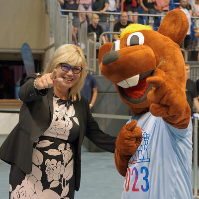 Bild vergrößern: Magdeburgs Oberbrgermesterin Simone Borris und das Handball-Maskottchen