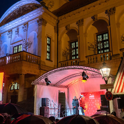 Bühne des Weihnachtsmarktes vor den erleuchteten Rathaus Magdeburg