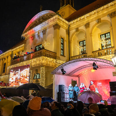 Blick zum Rathaus mit Bühne - Eröffnung Weihnachtsmarkt 2023