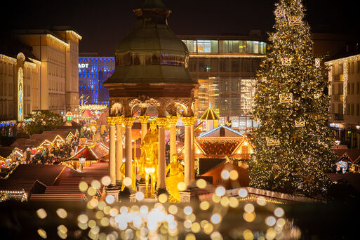 Blick vom Rathaus auf den Weihnachtsmarkt