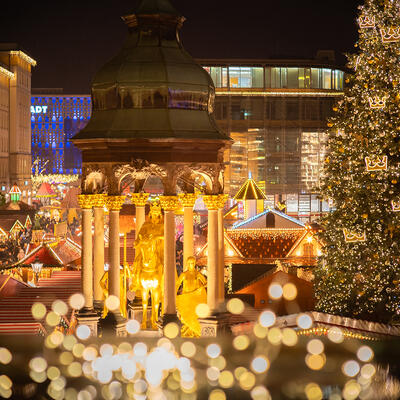 Blick vom Rathaus auf den Weihnachtsmarkt