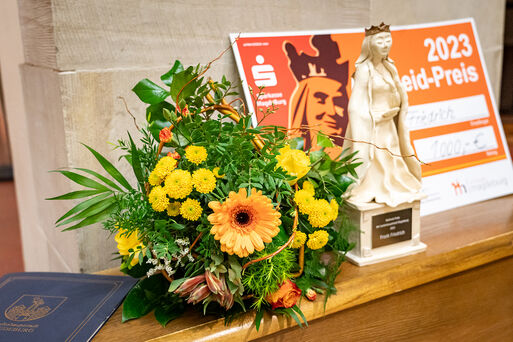 Bild vergrößern: Adelheid-Preis-Statue, Blumenstrauß und Dotationsscheck