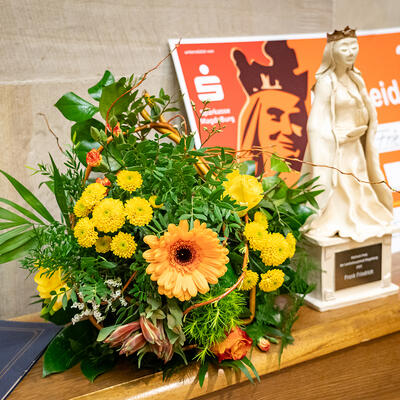 Bild vergrößern: Adelheid-Preis-Statue, Blumenstrauß und Dotationsscheck