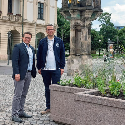 Bild vergrößern: Stefan Matz und Paul-Gerhard Stieger begutachten die Blumenkbel zur Aufertung des Alten Markts