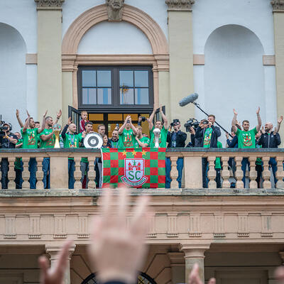 Die gesamte Mannschaft des SC Magdeburg auf dem Balkon des Alten Rathauses