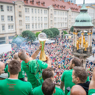 Lucas Meister hebt den IHF Super Globe Pokal 2024 des SC Magdeburg hoch