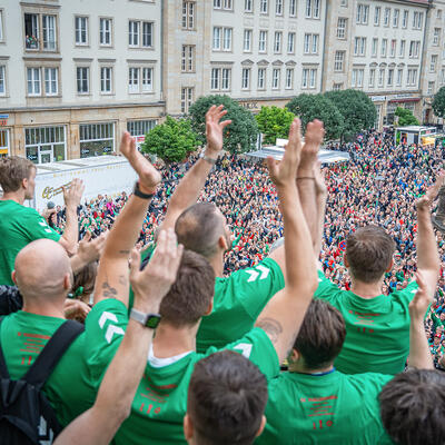 SC Magdeburg Handballer zelebrieren den Island-»Huh«-Jubel mit den Fans