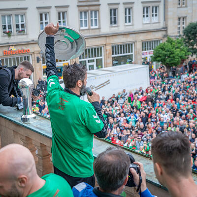 SC Magdeburg Trainer Wiegert hebt die Meisterschale 2024 den Fans entgegen