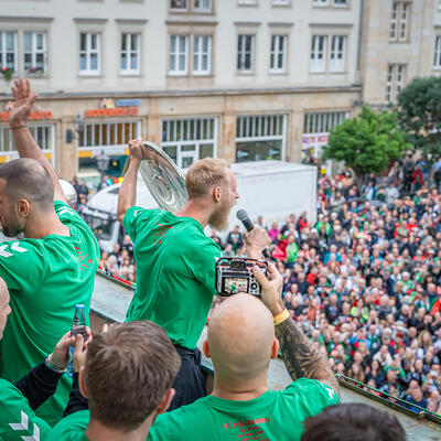 SC Magdeburgs Matze Musche jubelt mit Meisterschale zu den Fans  