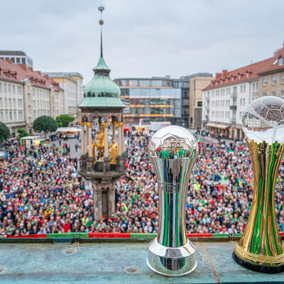 DHB-Pokal und IHF-Pokal 2024 des SC Magdeburg auf dem Rathaus-Balkon