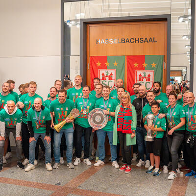 Gruppenbild des SC Magdeburg und Oberbürgermeisterin Borris im Rathaus