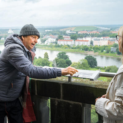 Künstler Ernst Albrecht Fiedler erklärt die neuen Panoramatafeln auf der Johanniskirche