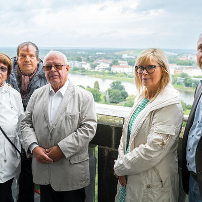 Sponsoren der neuen Panoramatafeln mit der Oberbürgermeisterin Simone Borris und dem Künstler Ernst Albrecht Fiedler 