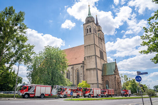 Viele Feuerwehrfahrzeuge als Aufstellung vor der Johanniskirche Magdeburg