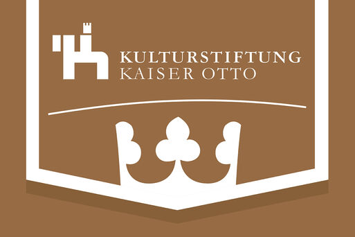 Krone vor braunem Hintergrund mit der Aufschrift "Kulturstiftung Kaiser Otto"