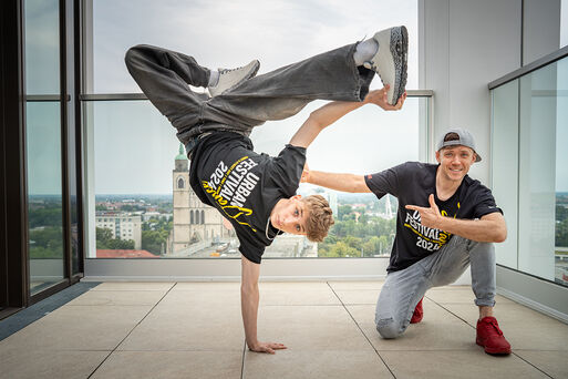 Breakdance-Performer DaRookies in der Skybar der Stadtwerke Magdeburg