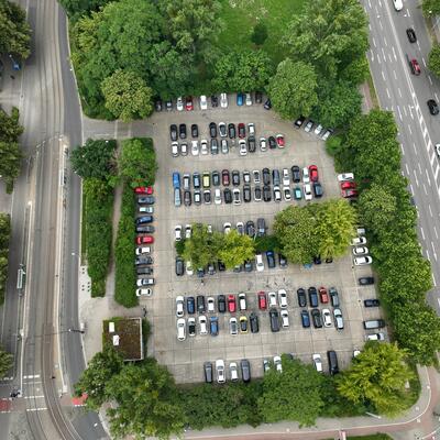 Luftaufnahme des Parkplatzes, der für den Bau der IGS Willy Brandt weichen wird