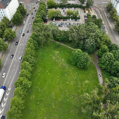 Drohnenbild mit Ansicht der verkehrsgünstig gelegenen neuen IGS Willy Brandt